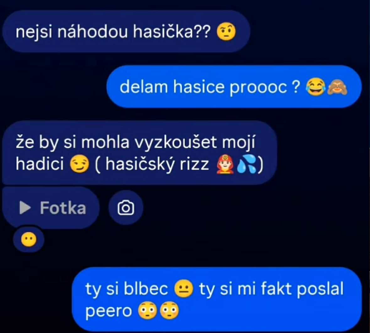 Chatová konverzácia so slovnými hračkami odkazujúcimi na hasičov, emotikony s vtipnou odpoveďou.