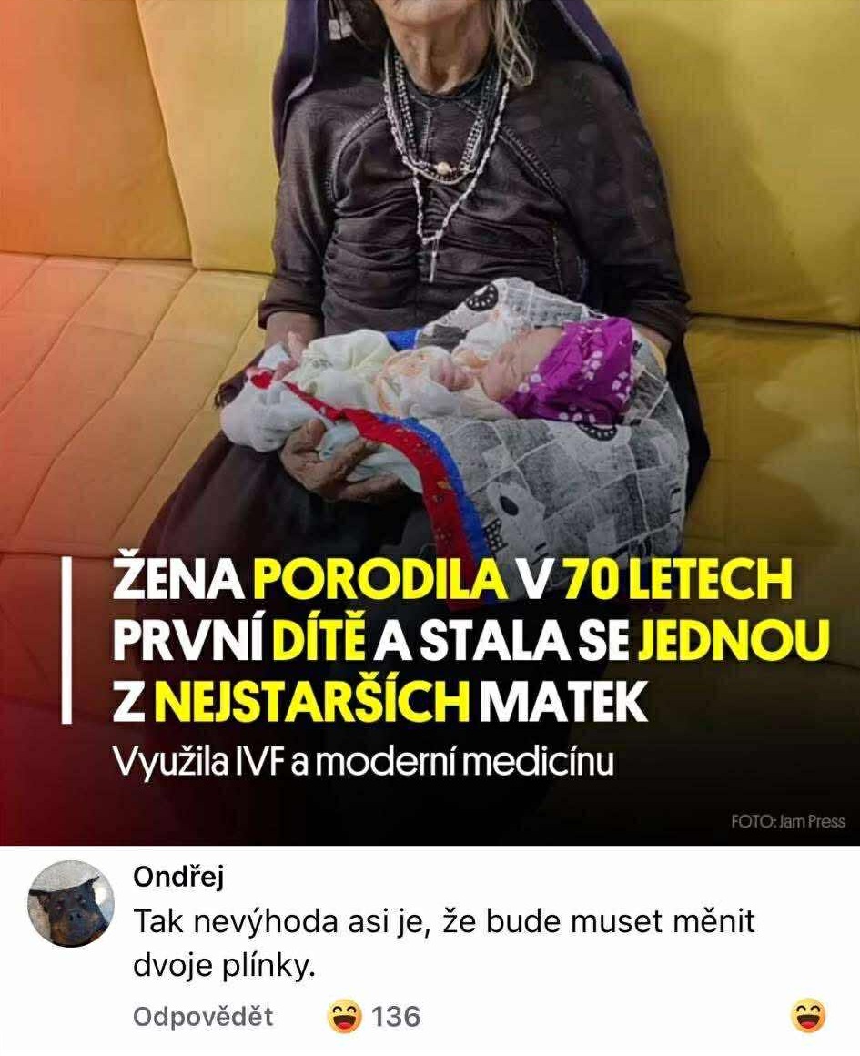 Staršia žena drží novorodenca v náručí na pohovke; upútavka na IVF mama v 70. rokoch.