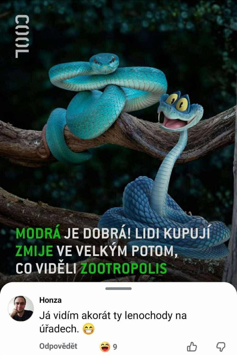 Dva modré animované hady na strome, jedna kreslená postava s výrazom. Text o popularite modrej farby.