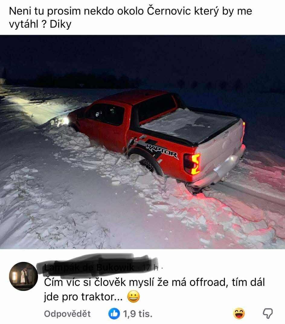 Červený pickup uviaznutý v snehu v noci, správa žiada o pomoc pri vytiahnutí vozidla.