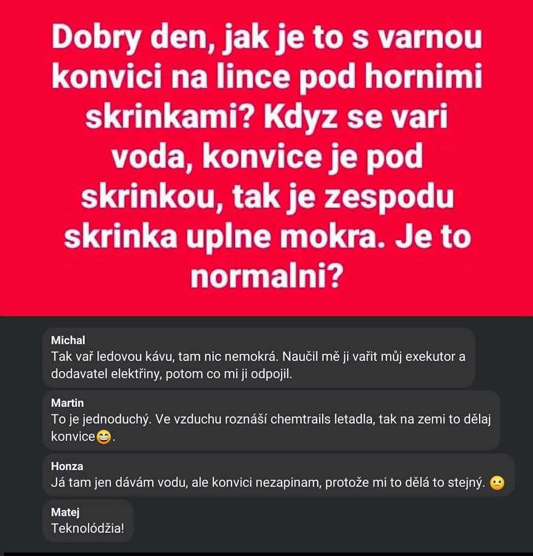 Otázka o správnom používaní varnej konvice pod skrinkami v kuchyni s vtipnými odpoveďami užívateľov.