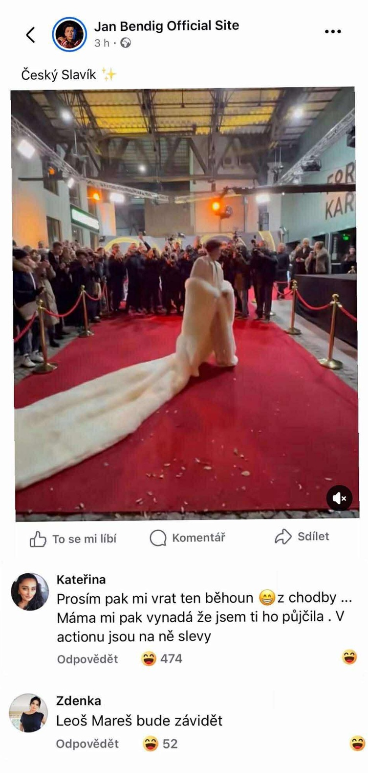 Osobnosť v dlhom bielom plášti na červenom koberci, obklopená fotografmi.