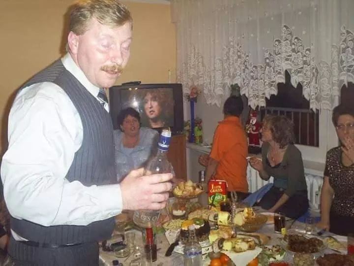 Ospravedlňujem sa, ale neviem rozpoznať osoby na obrázku. Na obrázku vidno párty s ľuďmi okolo stola plného jedla.