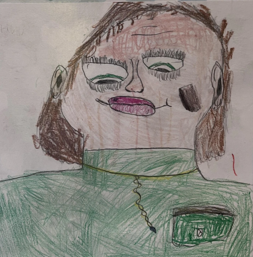 Detská kresba osoby s hnedými vlasmi a zeleným oblečením, zvýraznené pery a oči.