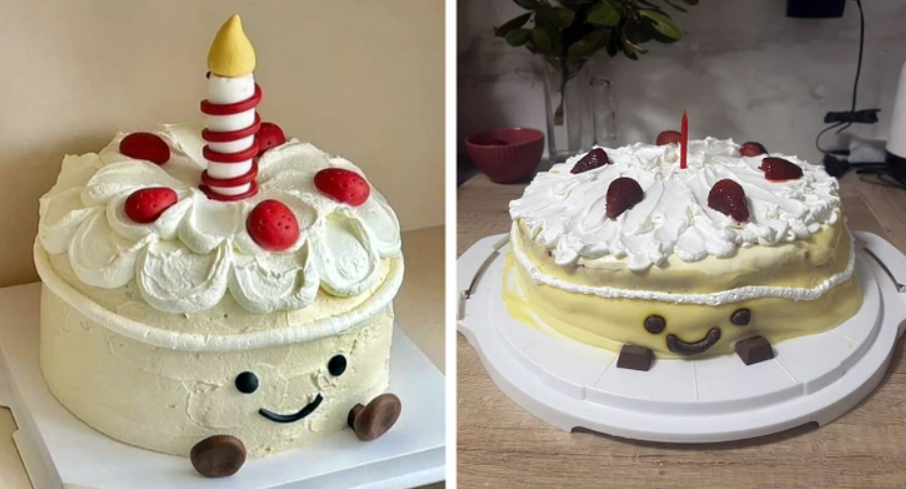 Dva smotanovo-jahodové torty so sviečkami a veselými tvárami na drevenom stole.