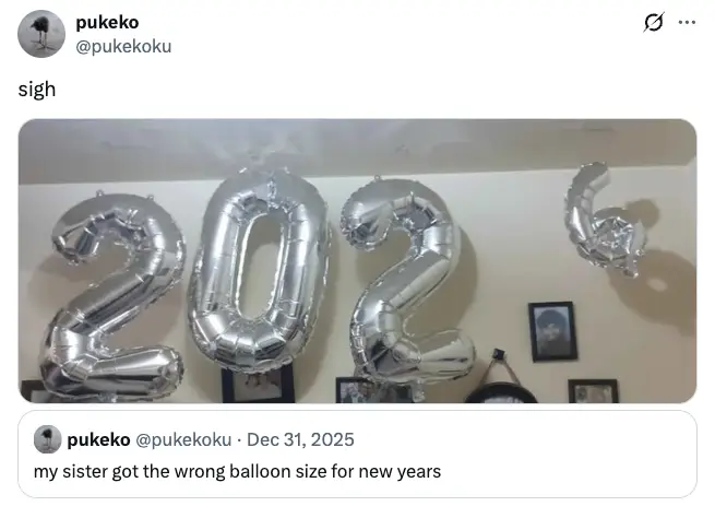 Strieborné balóniky 2026 visiace v miestnosti, nevhodná veľkosť pre oslavu Nového roka.