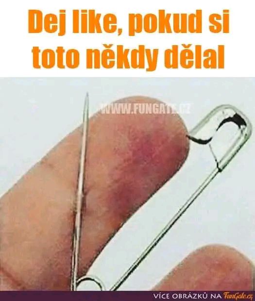 Osoba drží špendlík na prste, text žiada o like pre tých, ktorí to tiež robili.