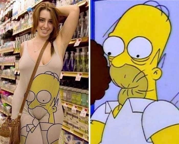 Žena v šatách s potlačou postavy z kresleného seriálu v supermarkete vedľa ilustrácie tej istej postavy.