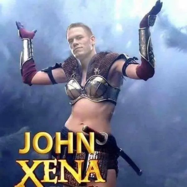 Osoba v bojovej zbroji s textom John Xena zdvihnutými rukami, paródia na známe postavy.