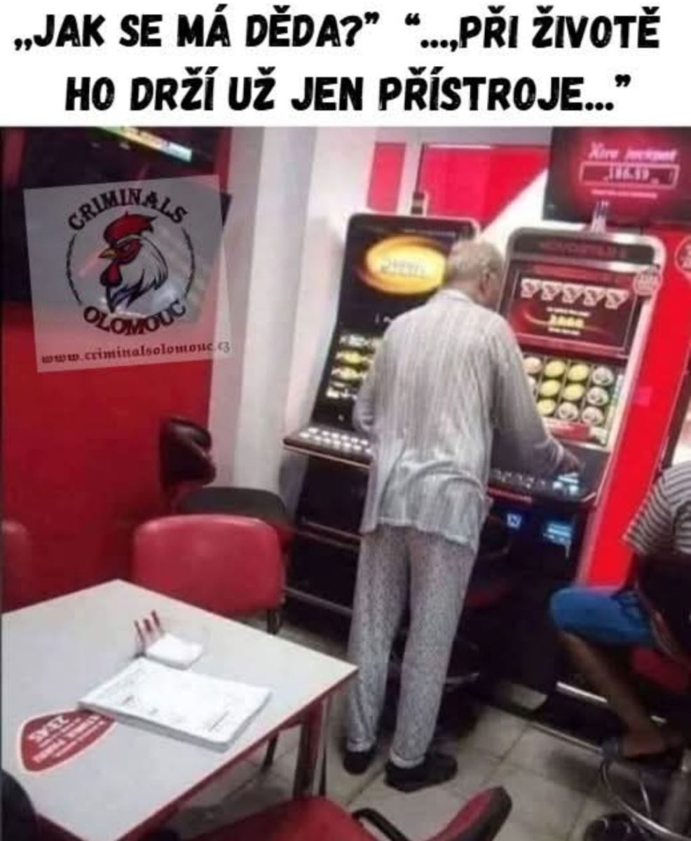 Starší pán hrá na výhernom automate, vtipný text na obrázku hovorí o tom, čo ho udržuje pri živote.