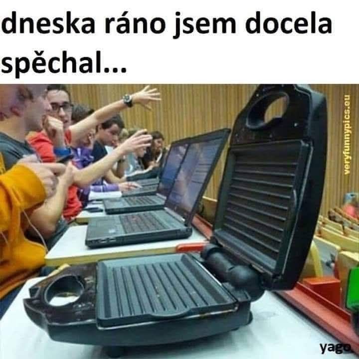 Študent na prednáške neúmyselne používajúci sendvičovač namiesto notebooku.