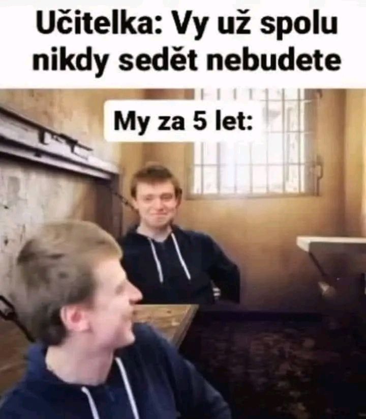 Dvaja muži sa smejú v miestnosti s textom „Učiteľka: Vy už spolu nikdy sedět nebudete. My za 5 let:“