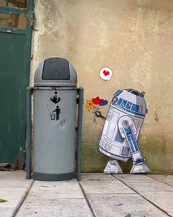 Robot ponúka kvetinový darček košu na odpadky, vyjadrujúci lásku a humor vo forme ulice.