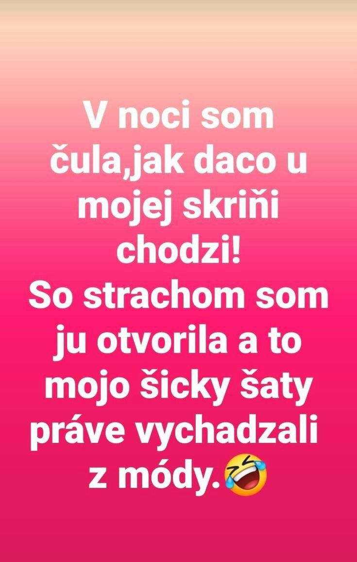 Vtipný text na ružovom pozadí o šatách, ktoré vychádzajú z módy. Emojis dodávajú komický efekt.