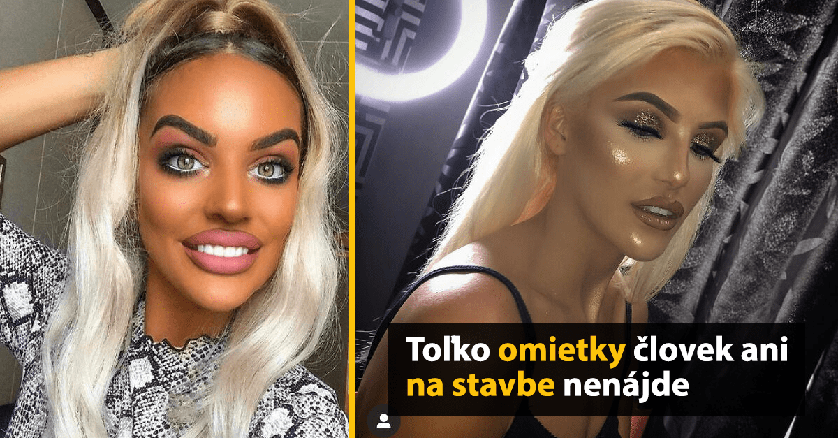 Žena s výrazným mejkapom a blond vlasmi, úsmev na dennom svetle, večerná vizáž pri umelom osvetlení.