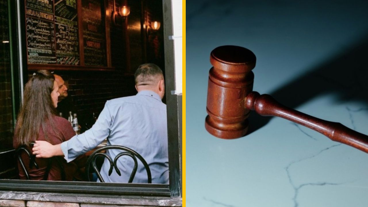 Ľudia v kaviarni, drevené kladivo na stole - spojenie priateľskej diskusie a právnej symboliky.