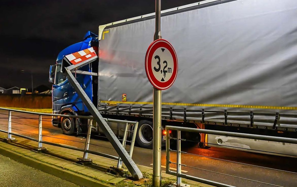 Nákladné auto uviazlo pod mostom s výškou 3,2 m.