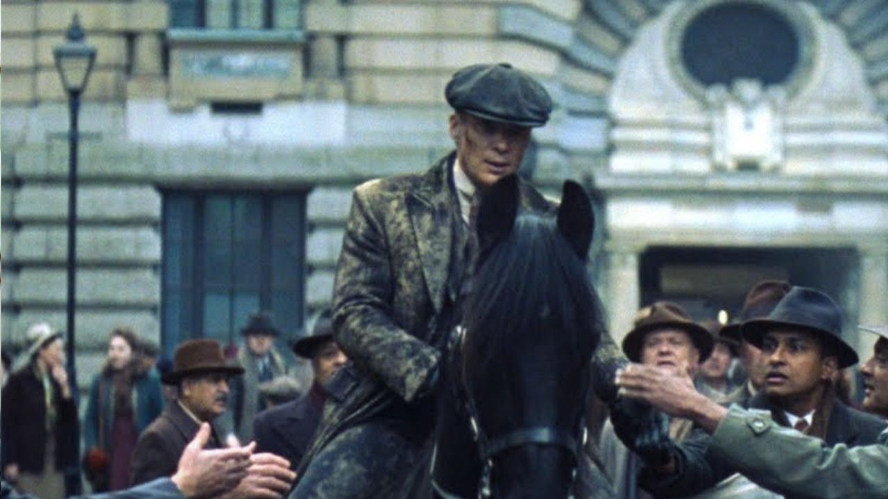 Muž na koni s ľuďmi v historickom oblečení v meste - scéna z historického obdobia.