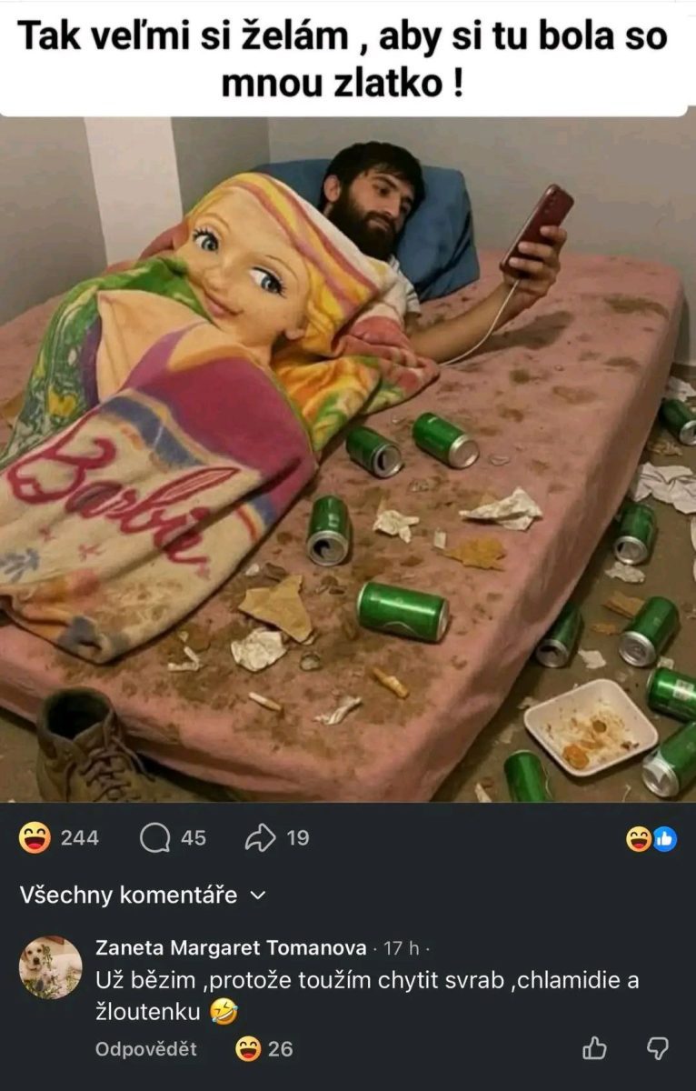Muž leží na posteli s neporiadkom a plechovkami, zabalený v detskej deke, píše si na mobile.