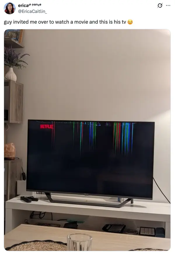 Obrazovka televízora s poškodeným displejom, na ktorej je logo Netflix.