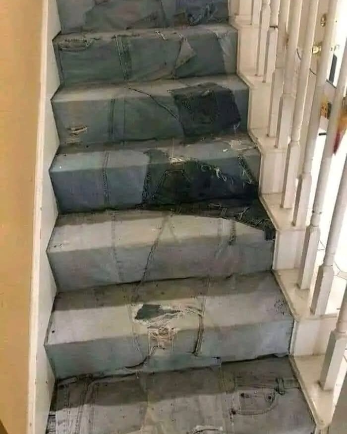 Schodisko pokryté látkou z riflí vytvára unikátny dizajnový vzhľad s patchworkovým efektom.