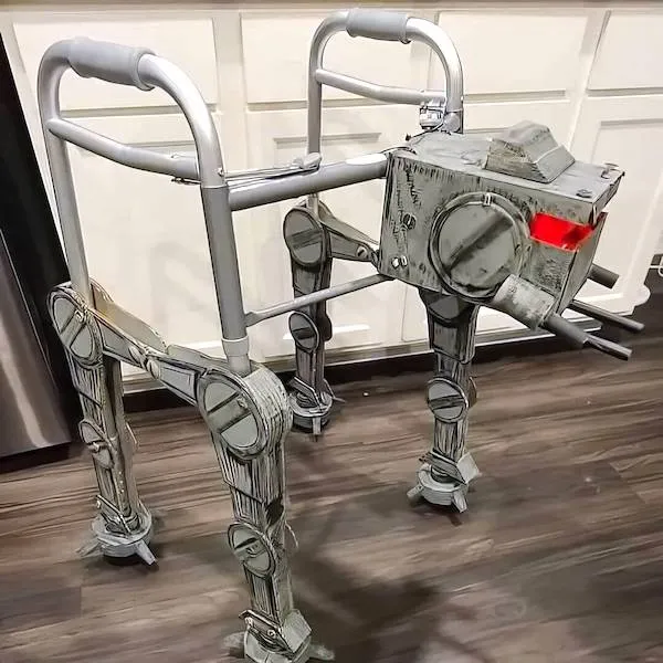 Obrázok vtipne zobrazuje chodítko prestavané na replikáciu robota z populárneho sci-fi filmu.