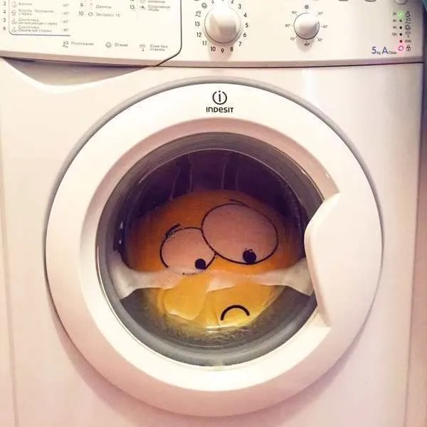 Žltý smajlík bol v práčke, pôsobí zmätene a trochu smutne. Krásny príklad kreatívneho humoru v bežnom živote.