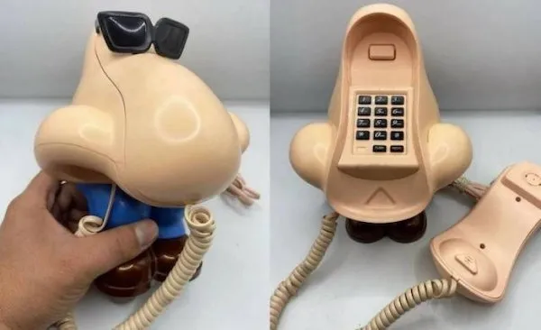 Retro telefón v tvare kreslenej postavičky s čiernymi okuliarmi, pohľad spredu a zozadu, so šnúrkovým slúchadlom.