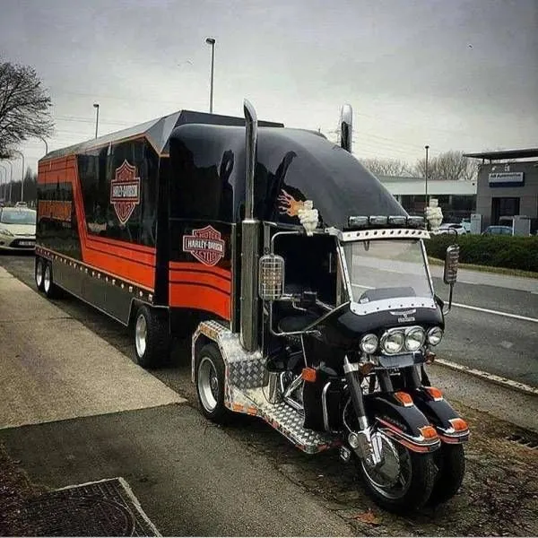 Motocykel premenený na unikátne ťažné vozidlo s návesom na ulici.