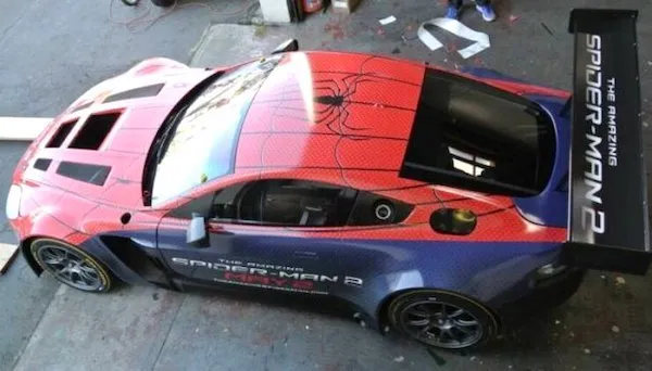 Športové auto s dizajnom Spidermana, bočný pohľad zhora.