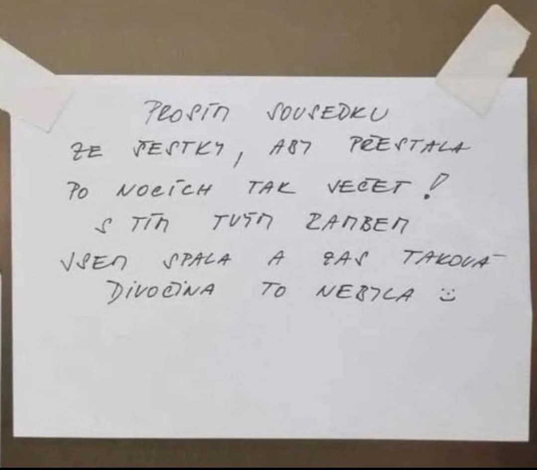 Ručne písaný odkaz na papieri so žiadosťou o tichšie správanie v noci.