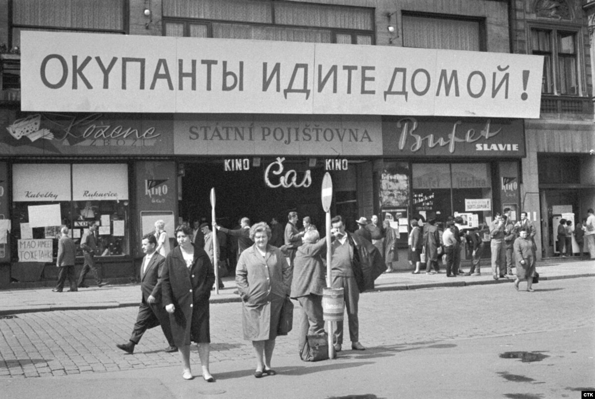 Historický protest s nápisom Okupanti, choďte domov! pred kinom Čas, rok 1968, Praha.