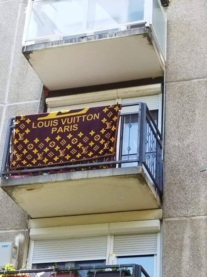 Bytový balkón s dekou Louis Vuitton v hnedej a zlatej farbe.