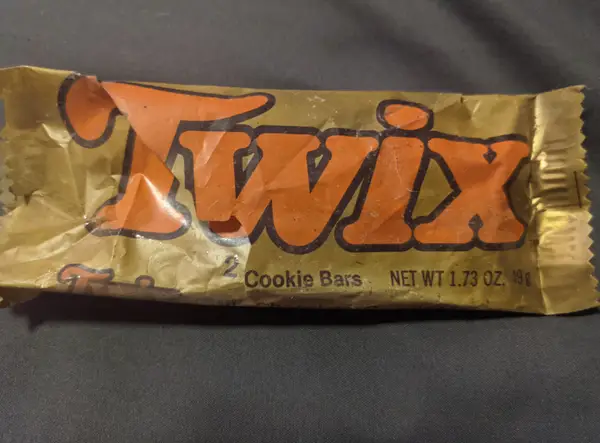 Starý obal od čokoládovej tyčinky s dvoma kúskami, hnedý dizajn, váha 1,73 oz (49 g).