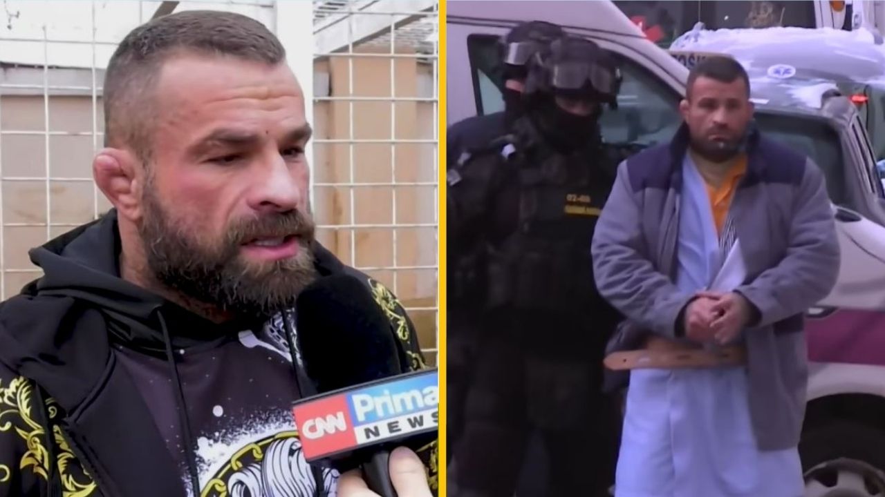 Osoba hovorí do mikrofónu CNN Prima News; vedľa stojí muž v putách sprevádzaný políciou.