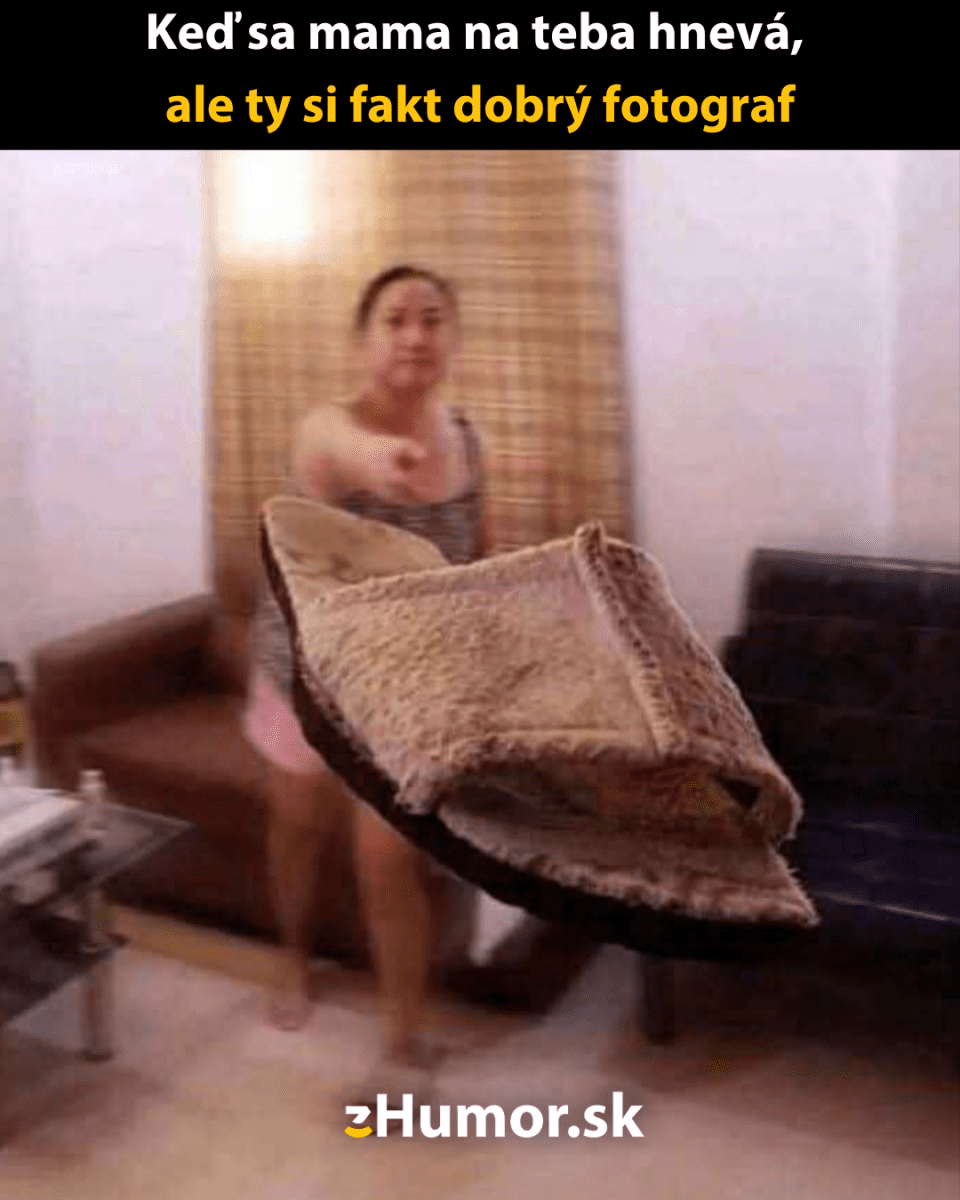 Matka hádže papuče, ale syn zachytí moment s humorom, keď sa na neho hnevá.
