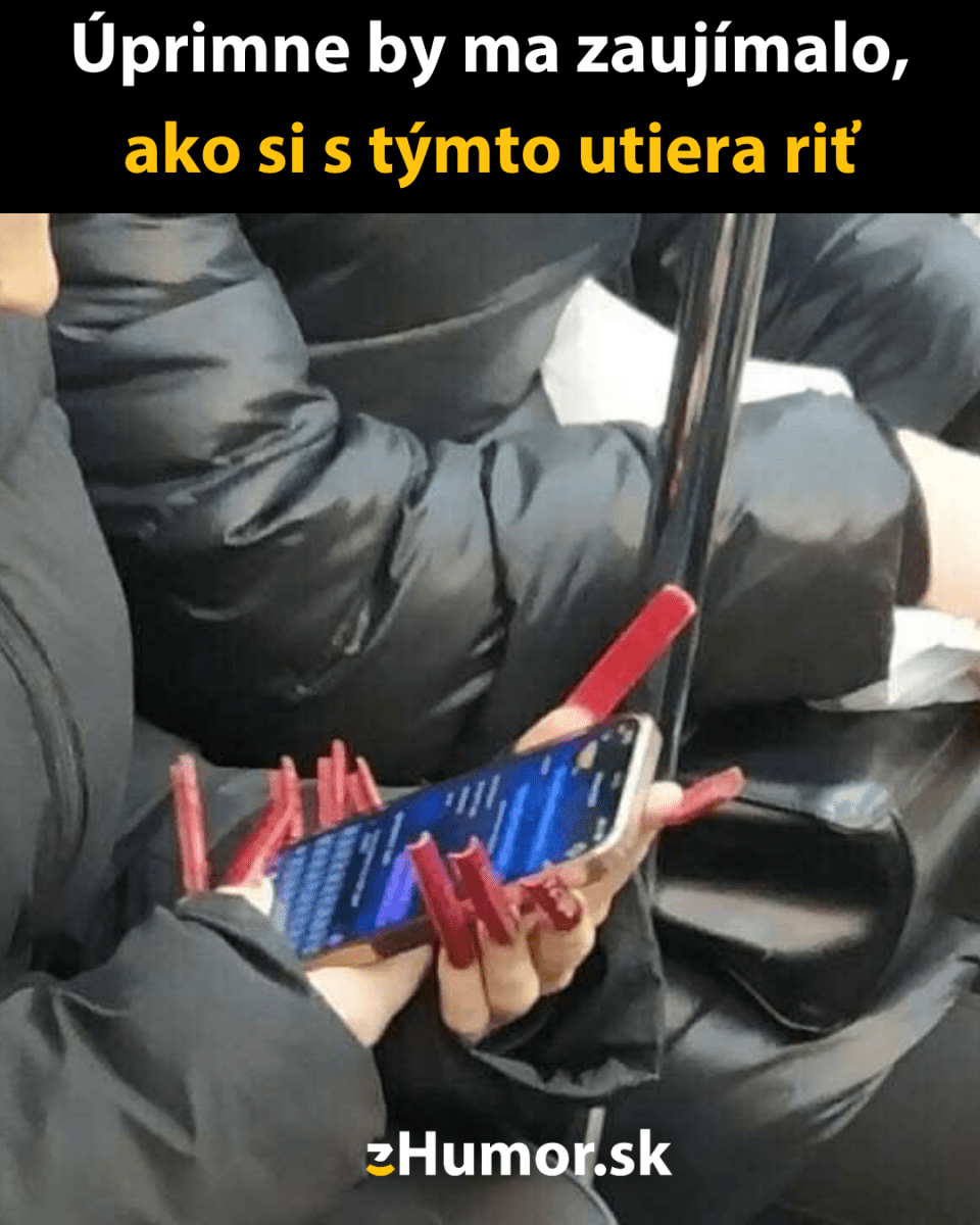 Osoba s extrémne dlhými červenými nechtami píše na telefóne v autobuse, s vtipným komentárom o praktickosti.