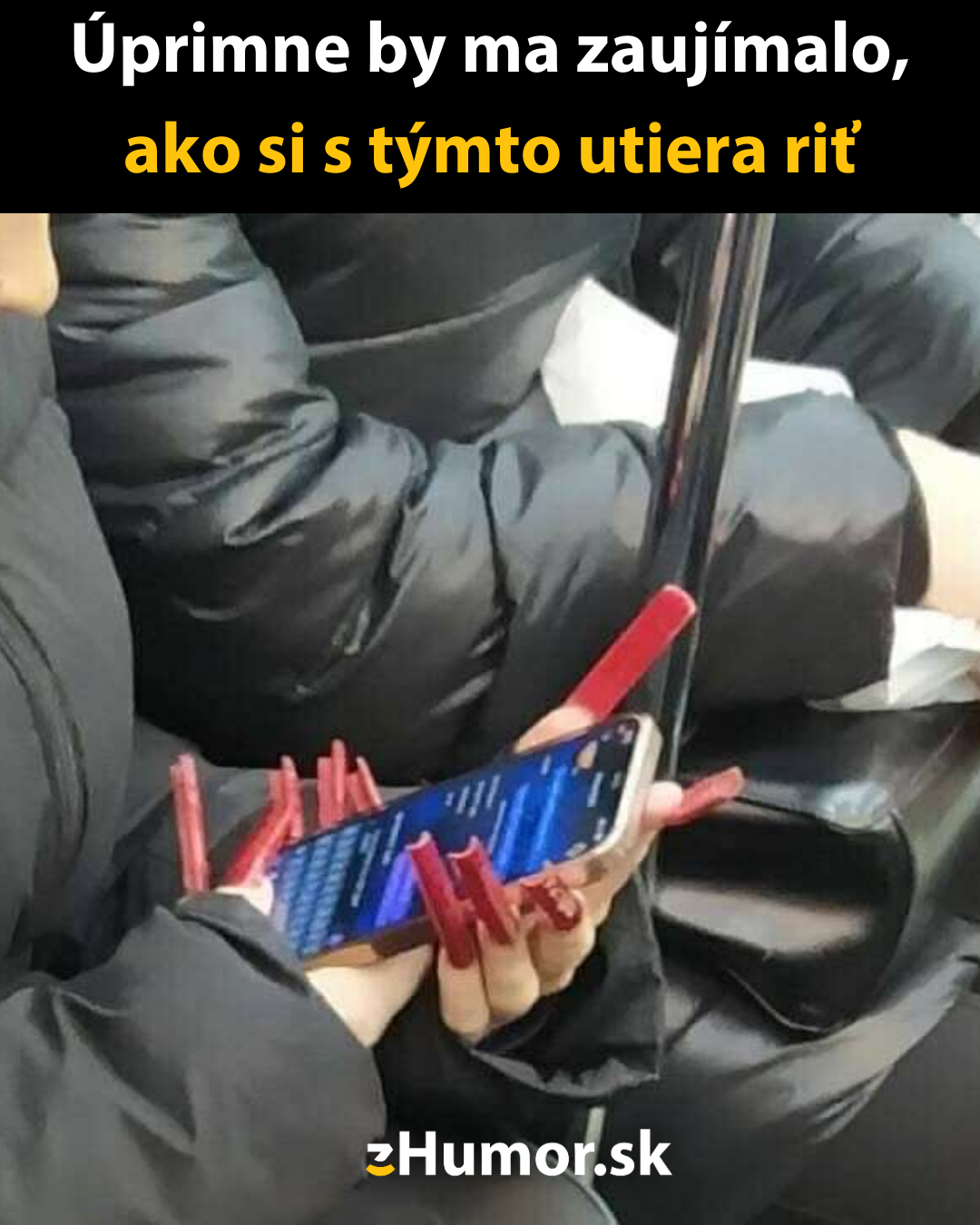 Osoba s extrémne dlhými červenými nechtami píše na telefóne v autobuse, s vtipným komentárom o praktickosti.