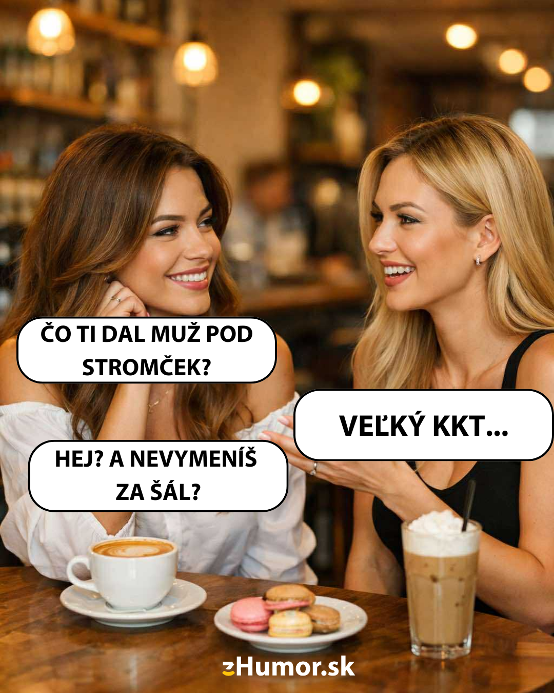 Dve ženy sedia v kaviarni a žartujú o vianočných darčekoch nad kávou a zákuskami.