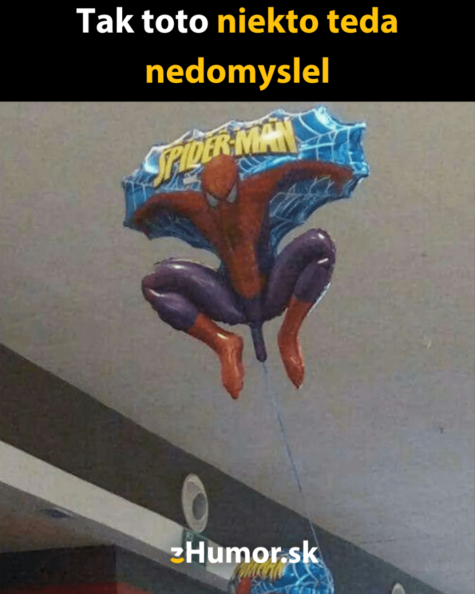 Balón so superhrdinom vo vtipnej póze visí zo stropu v interiéri; humoristický moment.