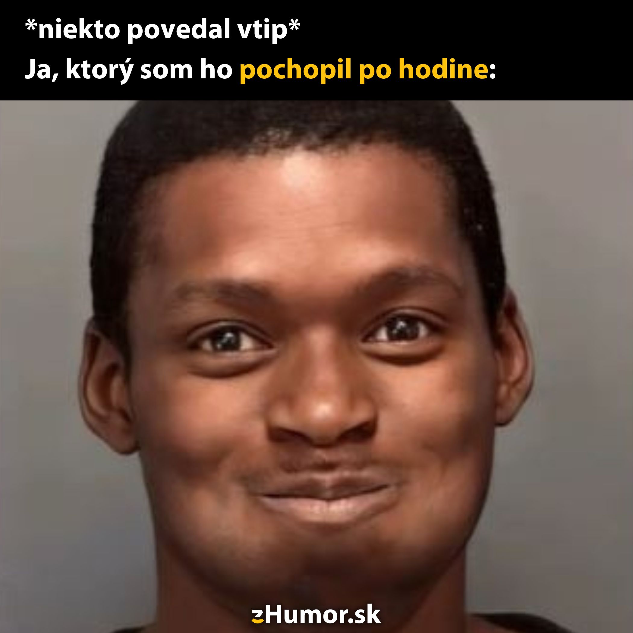 Muž s nevinným úsmevom, ktorý znázorňuje oneskorené pochopenie vtipu, humorný obrázok.