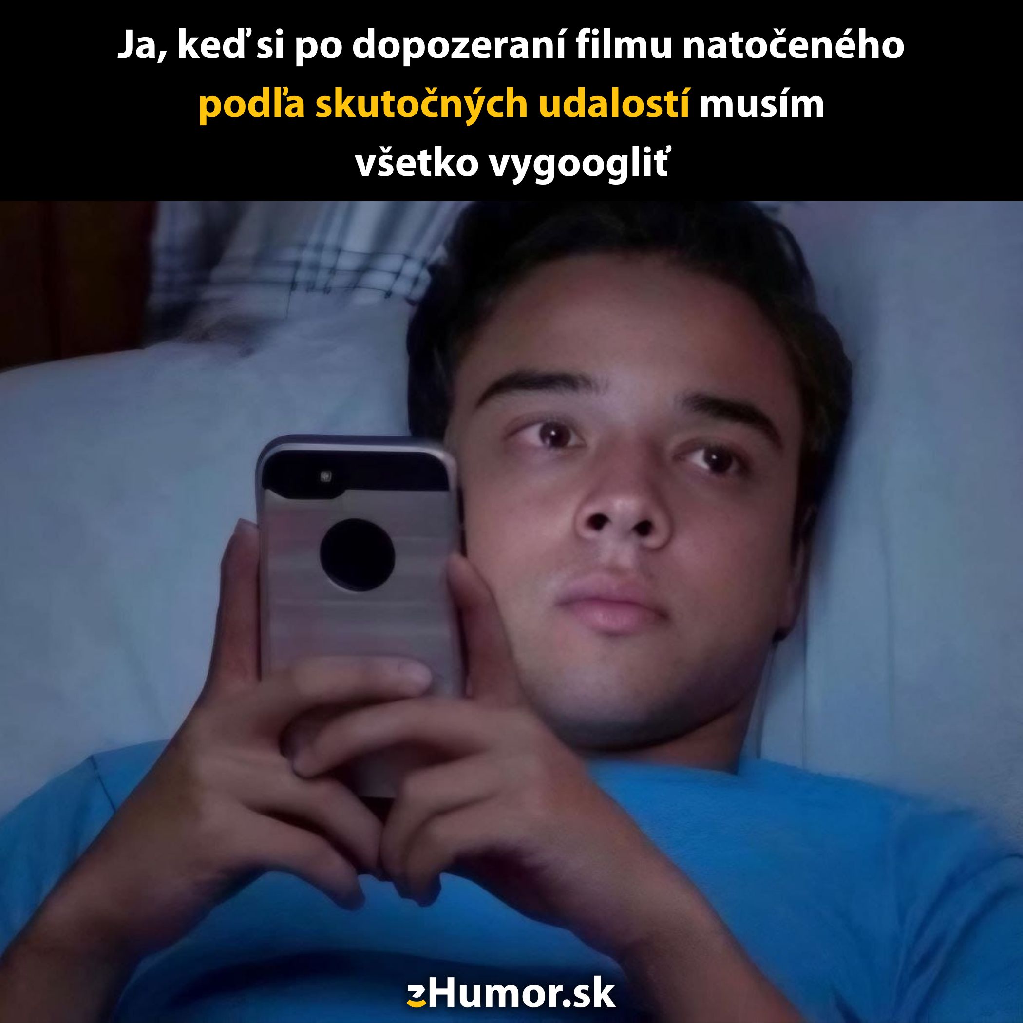 Muž leží v posteli a pozerá do mobilu, pravdepodobne vyhľadáva informácie po sledovaní filmu.