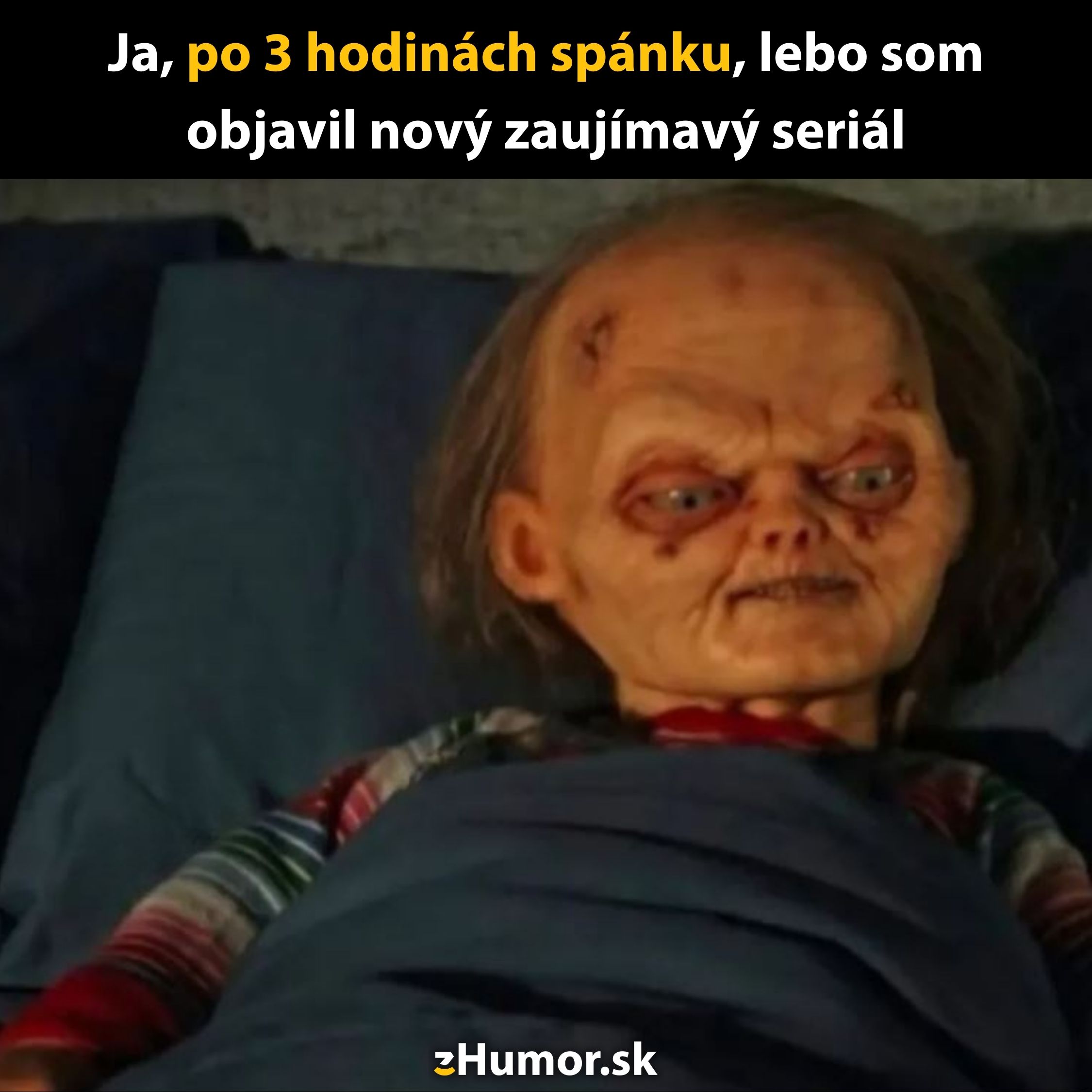 Bábika Chucky v posteli s unaveným výrazom, vtipný text o nedostatku spánku kvôli sledovaniu seriálu.