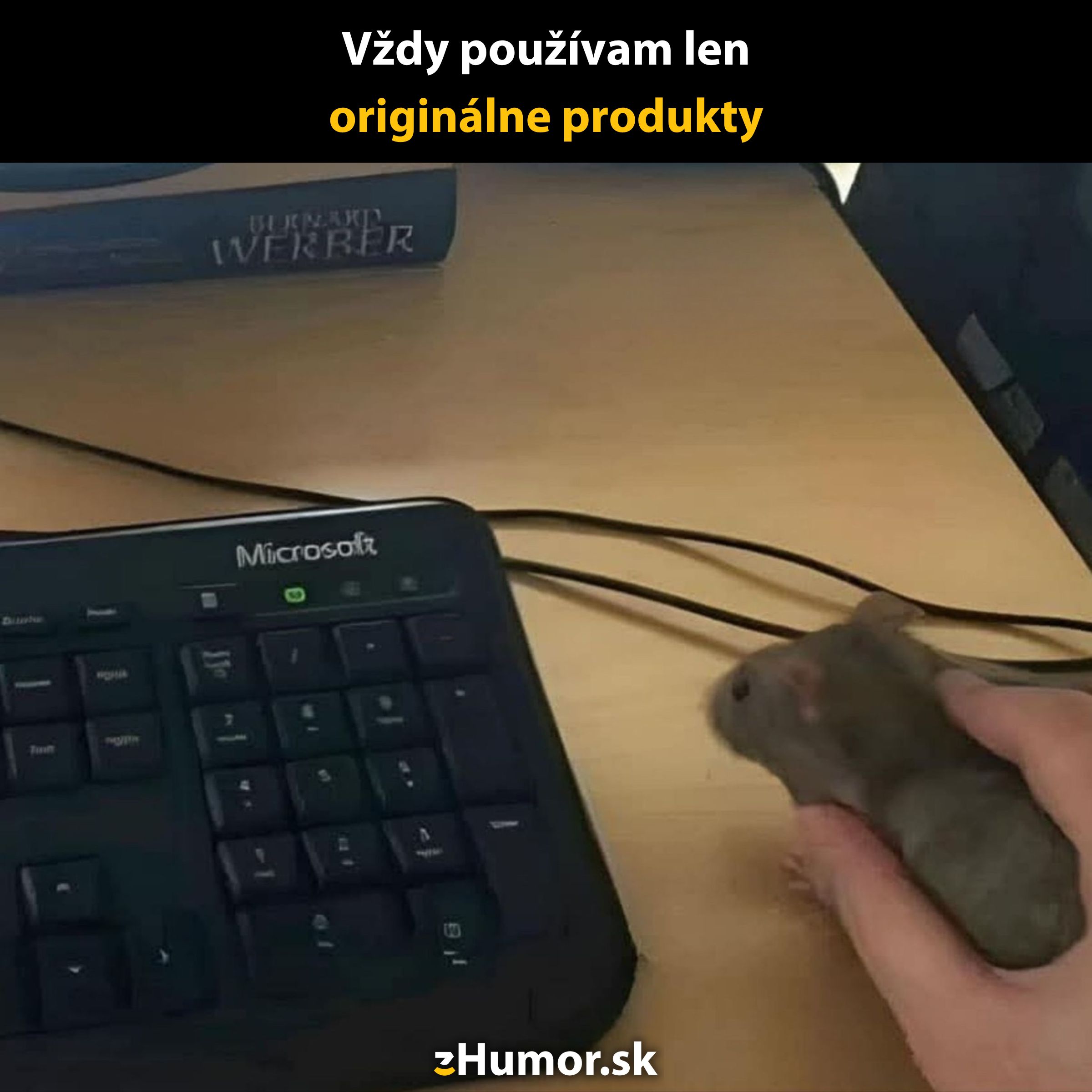 Osoba používa živú myš ako počítačovú myš vedľa klávesnice, s textom o originálnych produktoch.