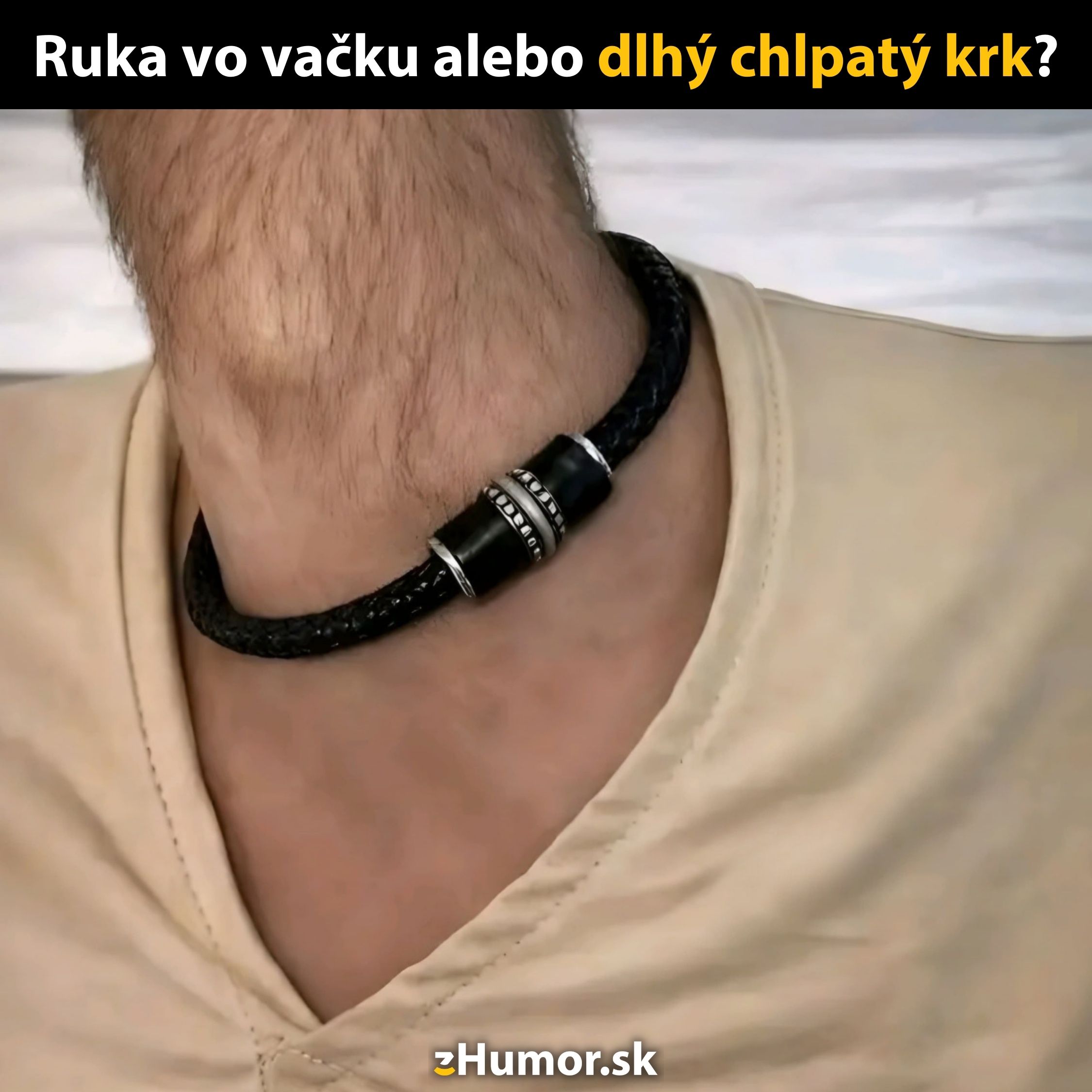 Osoba s tmavým náhrdelníkom na krku, optický klam vytvára ilúziu ruky vo vrecku na svetlom pozadí.