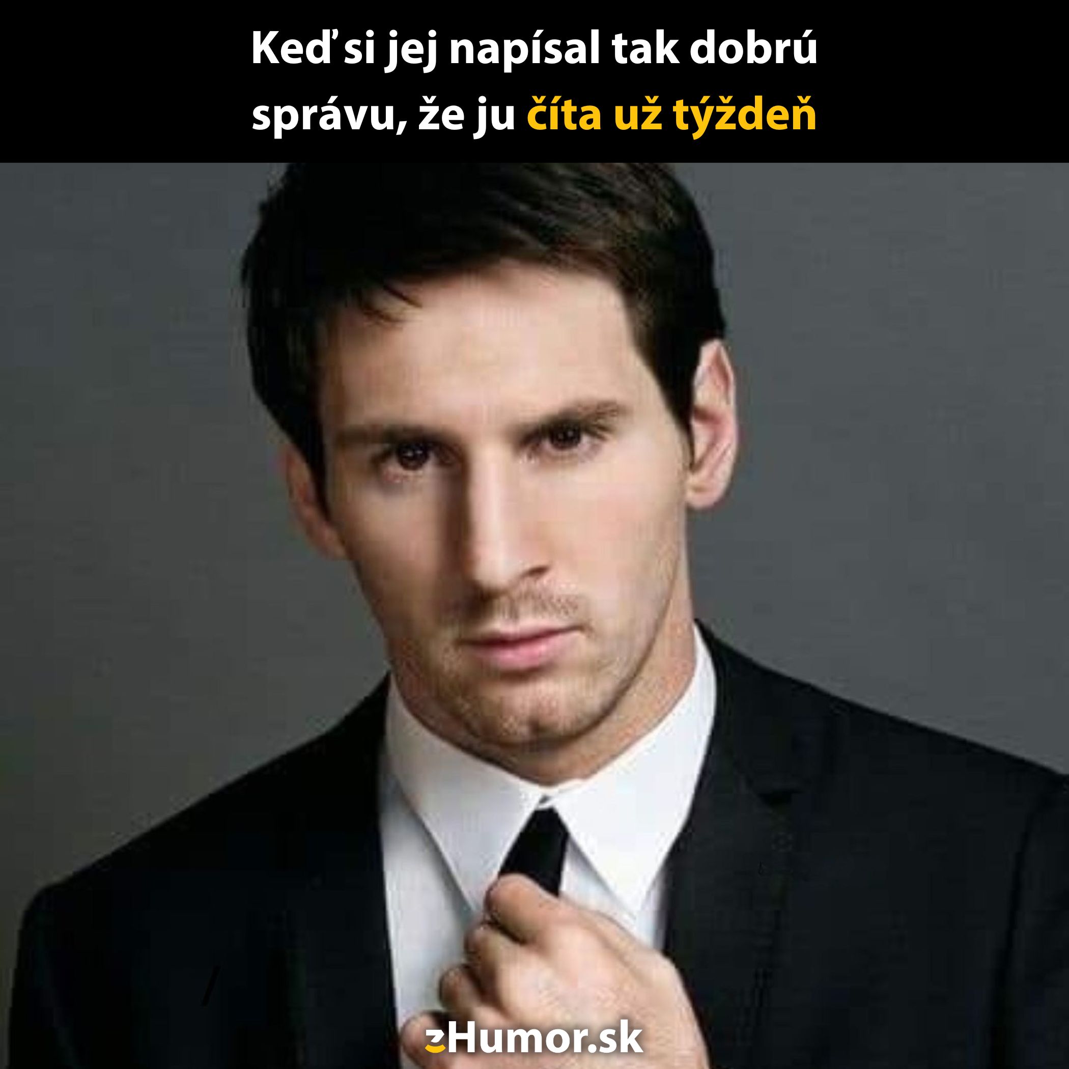Muž v obleku s vážnym výrazom, vtipný text o správe, ktorú číta týždeň.