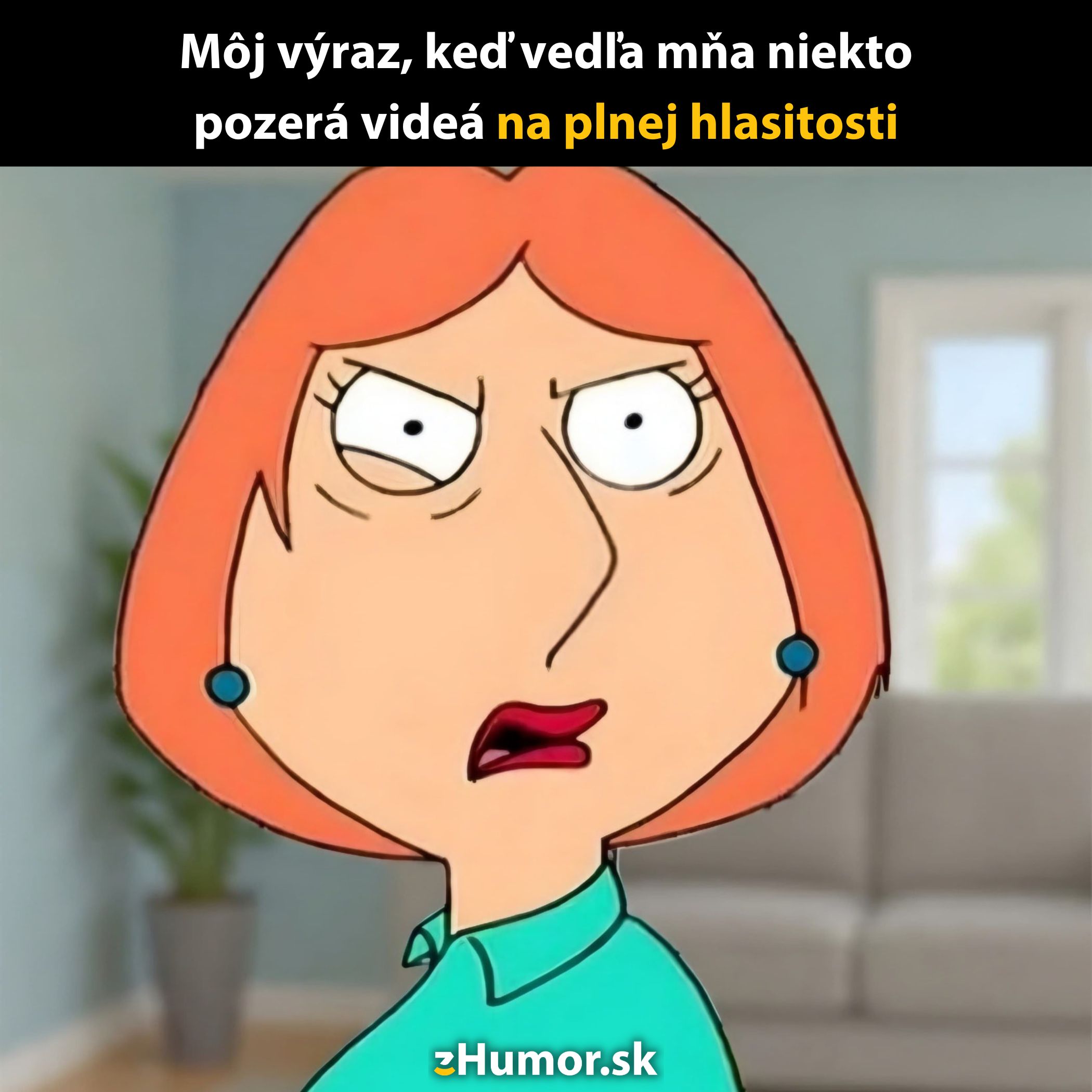 Kreslená postava s nahnevaným výrazom tváre v obývačke.