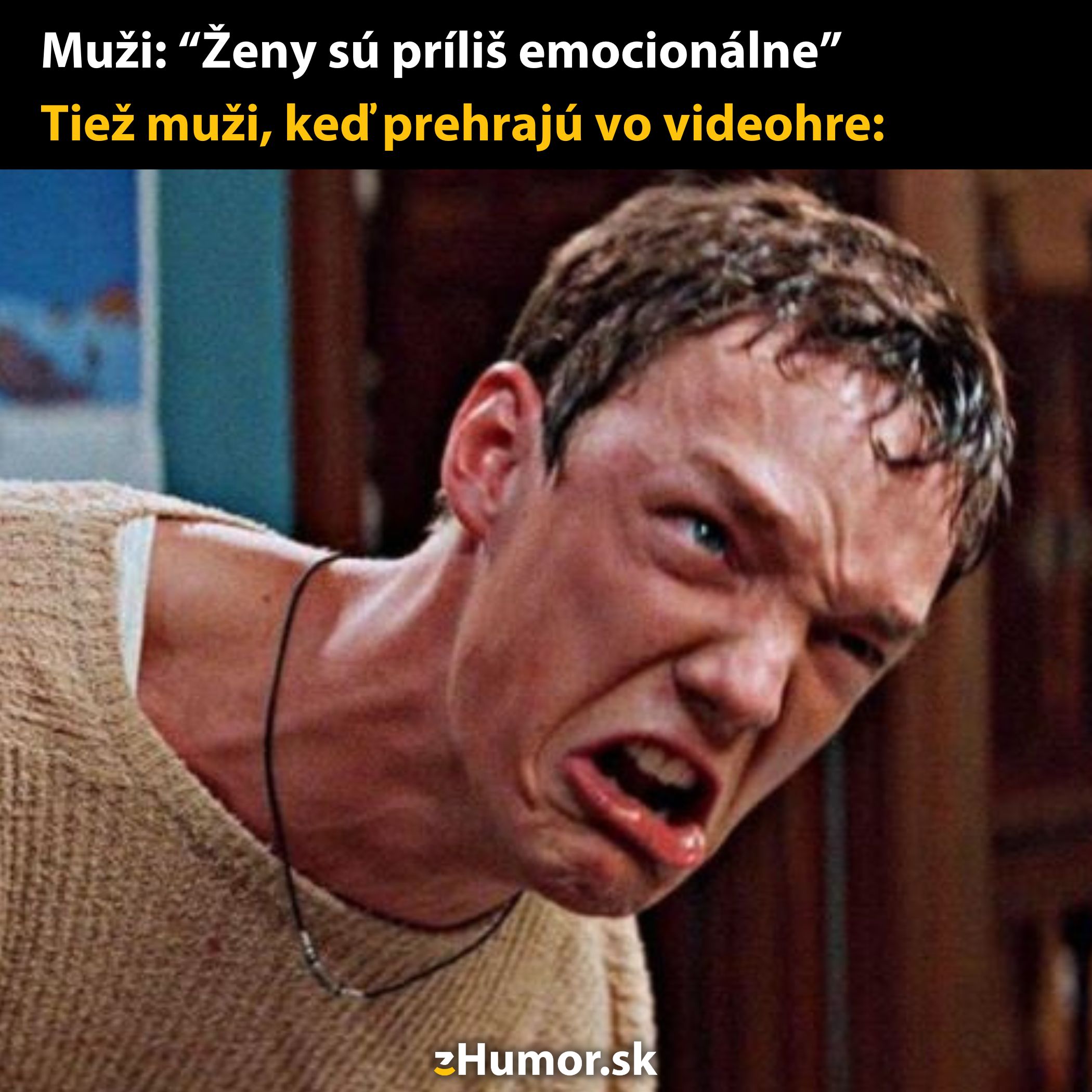 Muž nahnevane kričí, tvár je skreslená emóciami po prehre vo videohre.