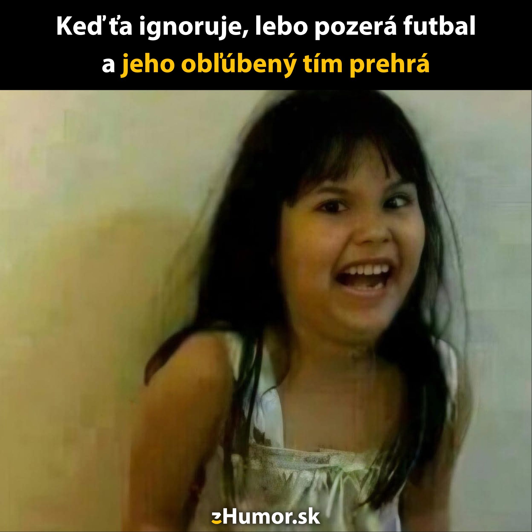 Dievčatko sa smeje po tom, ako obľúbený tím jednej osoby prehral futbalový zápas.