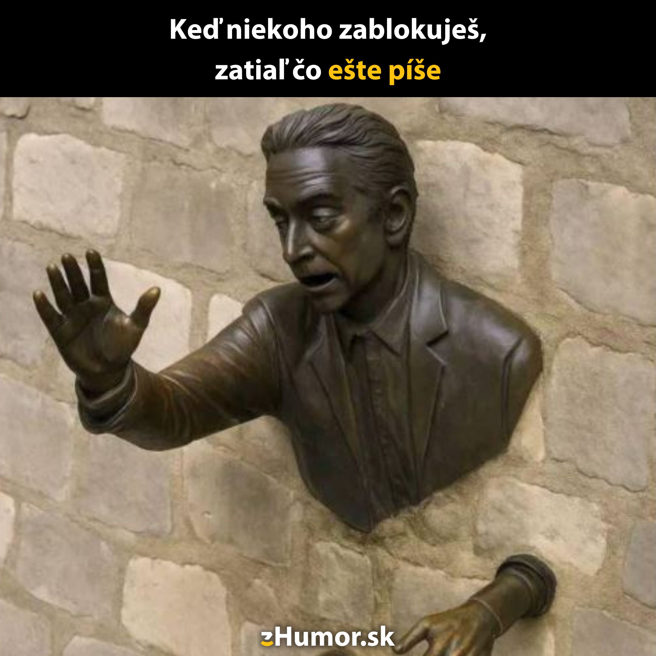 Socha muža vychádza z múru s natiahnutou rukou, pripomínajúca blokovanie niekoho.